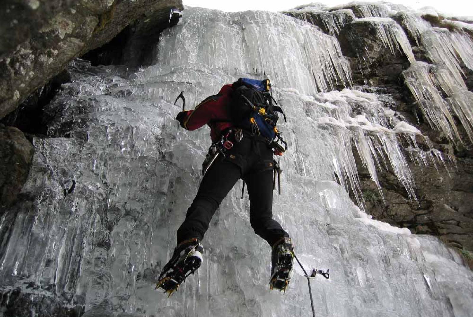 BE BAAPTISED ON THE FROZEN WATERFALLS – AYAS ALPINE GUIDES