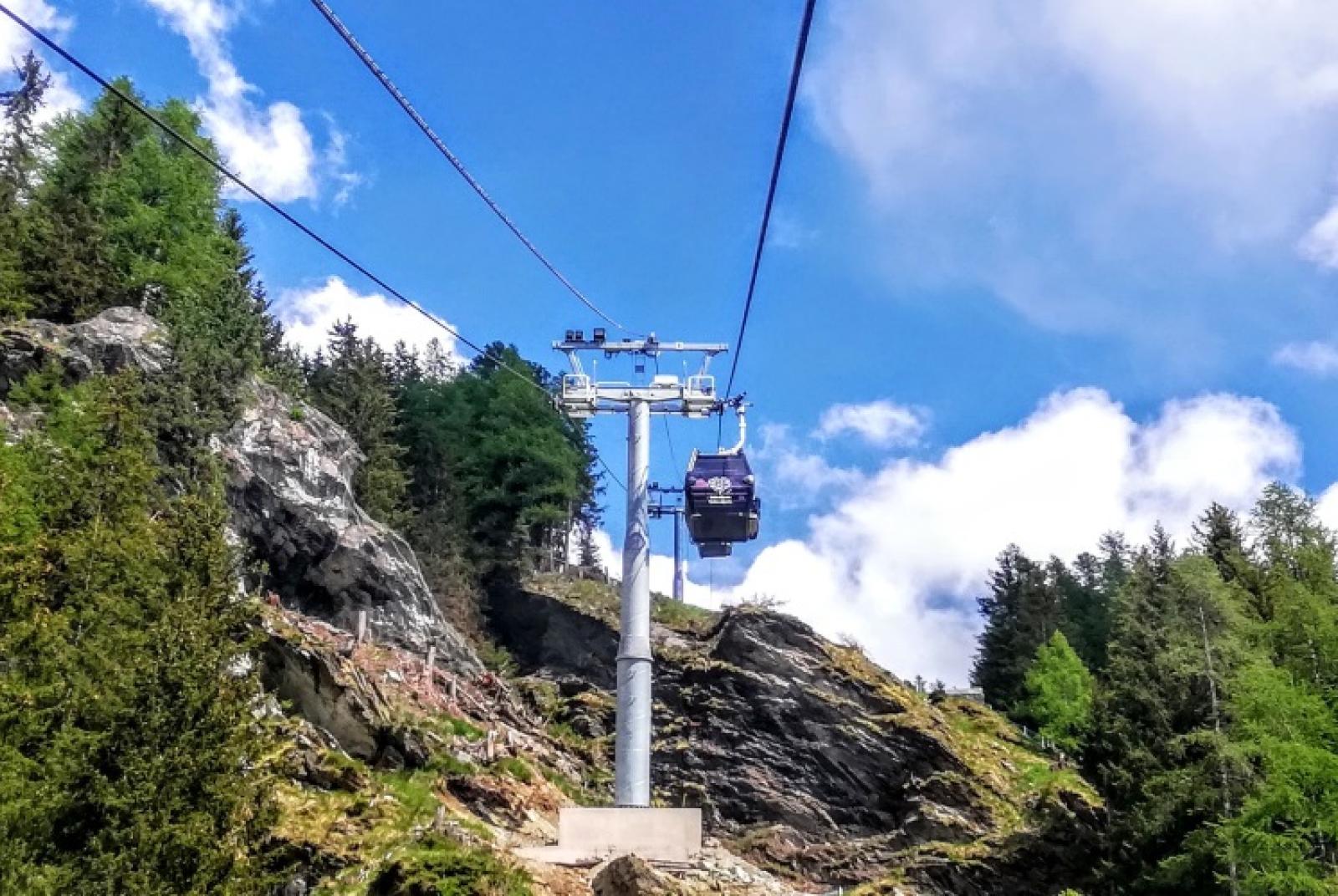 Autumn time for the Champoluc-Crest cable car